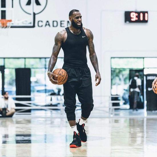 哈兰德晒与母亲、哥哥合照：老大、我和我哥