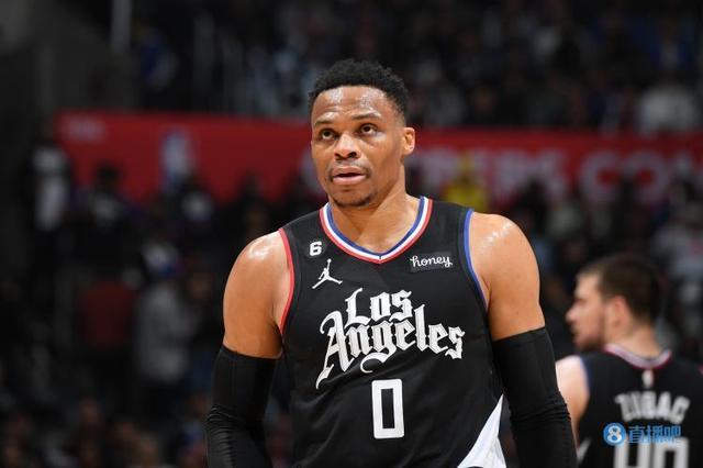 哈兰德晒与母亲、哥哥合照：老大、我和我哥