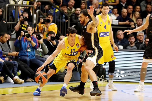 为什么外野传球中的“转传手”位置选择决定了生死