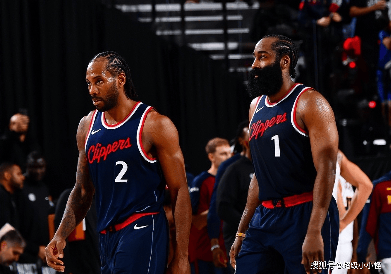 为什么外野传球中的“转传手”位置选择决定了生死